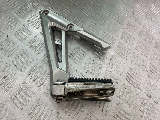 YAMAHA FZS1000 FAZER LEFT REAR HANGER AND PEG  YEAR 2001-05 (CMB1275)