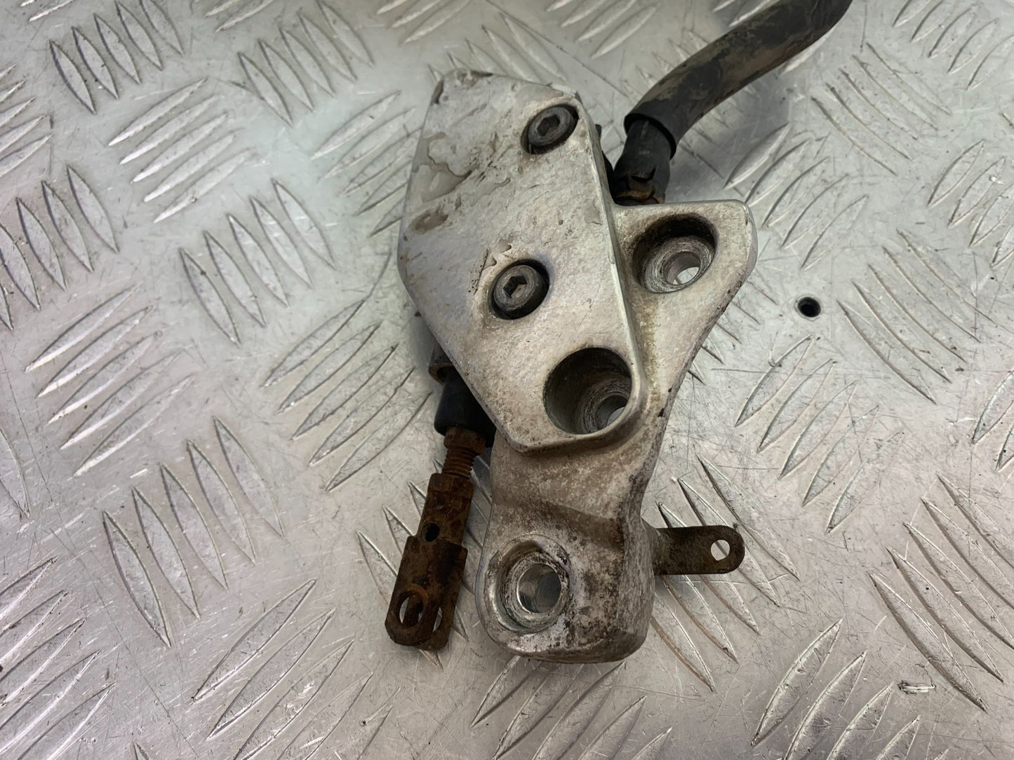 YAMAHA XJR1300 XJR 1300 FRONT RIGHT HANGER   YEAR  1999-2003 (CMB1119)