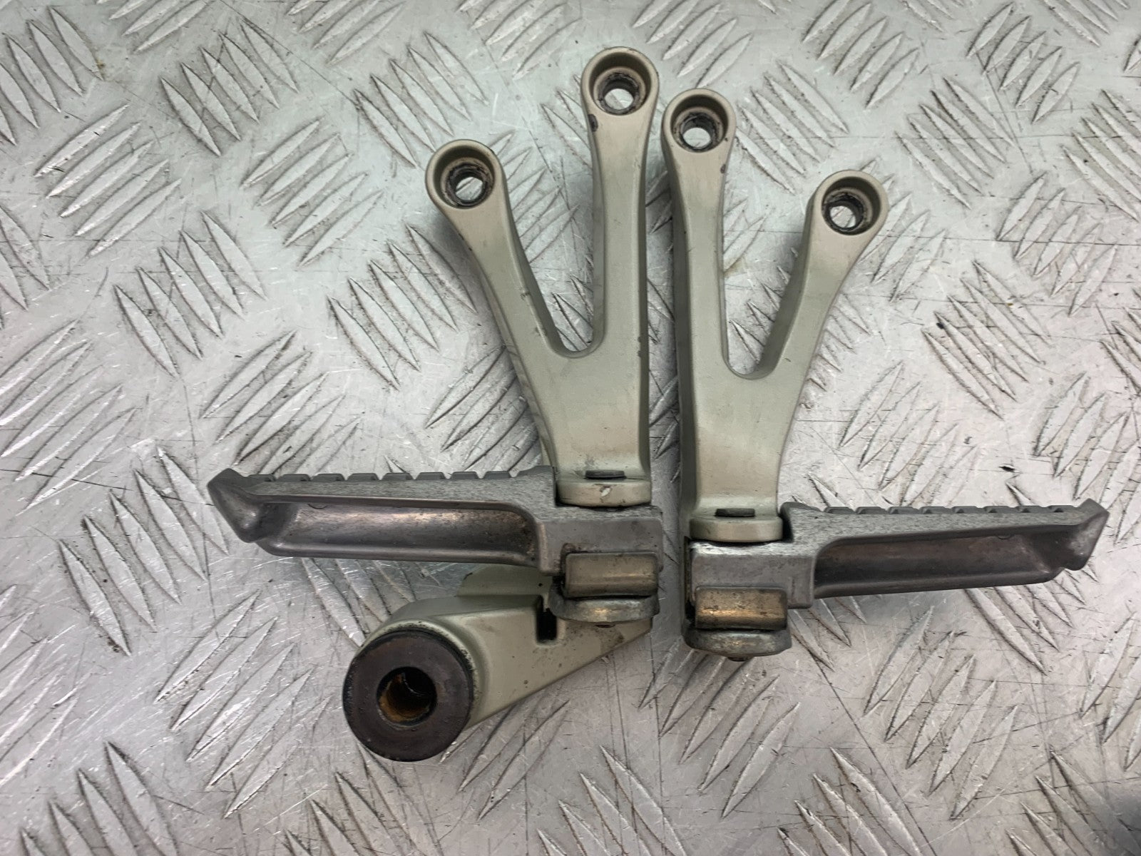 KAWASAKI ZX9R ZX9 R REAR HANGER AND PEGS YEAR 1998-1999 (CMB1329)