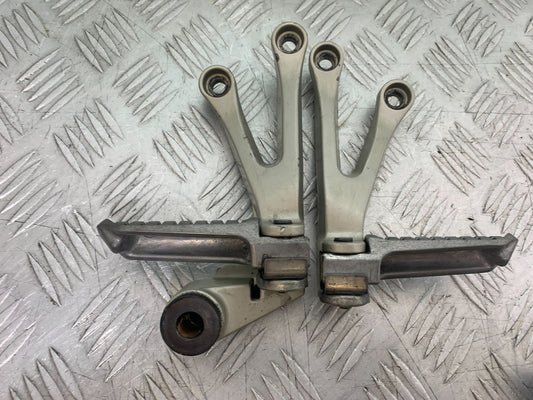 KAWASAKI ZX9R ZX9 R REAR HANGER AND PEGS YEAR 1998-1999 (CMB1329)