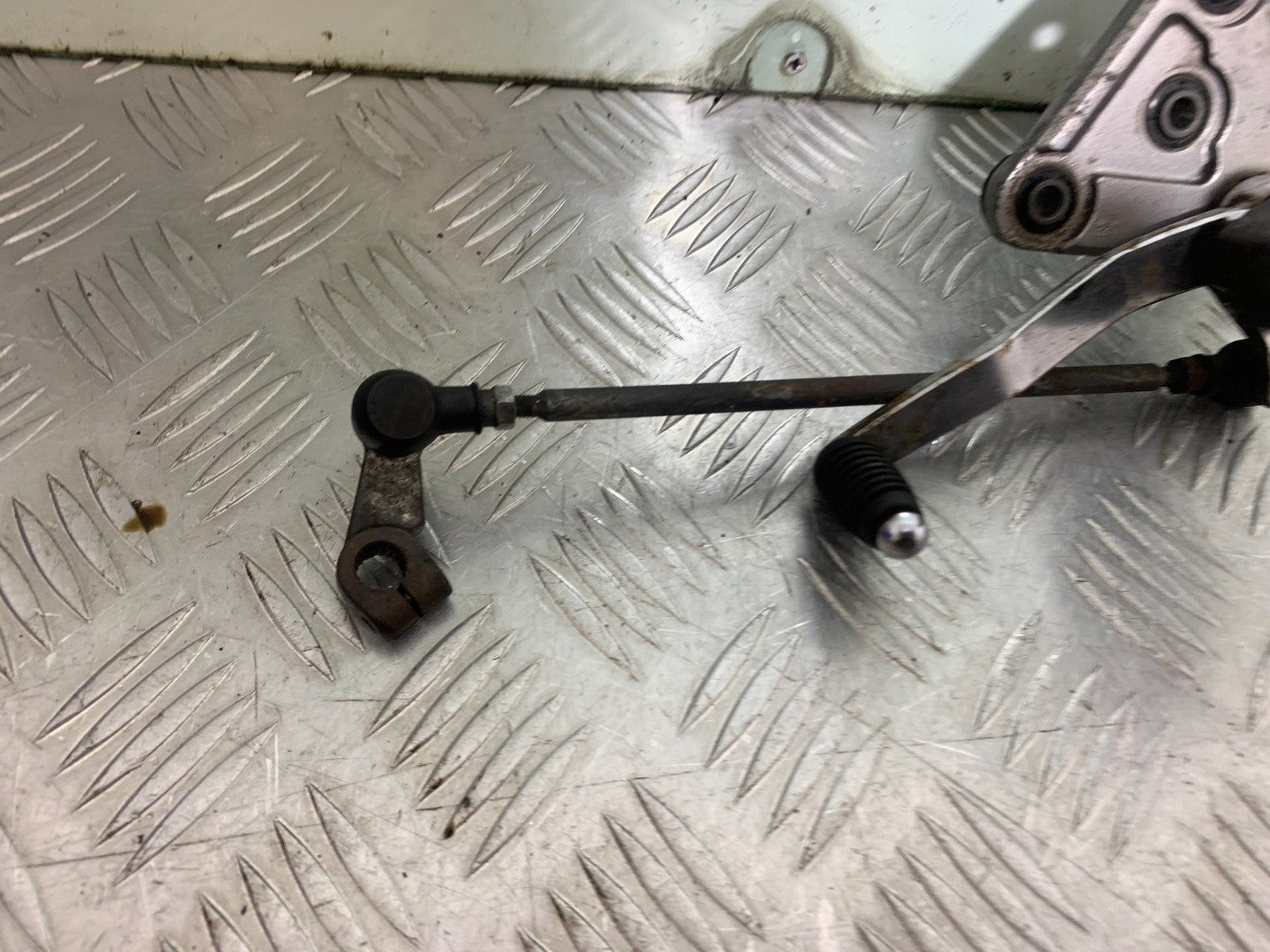 SUZUKI GSF600 GSF 600 BANDIT FRONT LEFT HANGER   2000-2004 (CMB1269)
