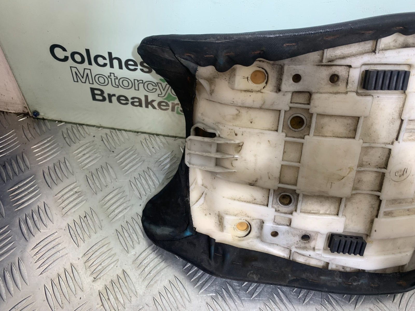 SUZUKI GSF600 GSF 600 BANDIT SEAT  YEAR 2001-2003 (CMB1157)