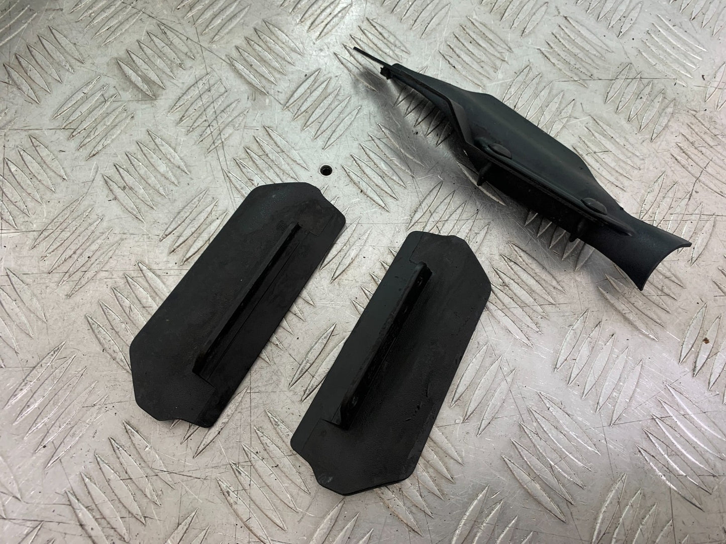 TRIUMPH SPEED TRIPLE R 1050 INFILL PANELS   2009 (CMB1183)
