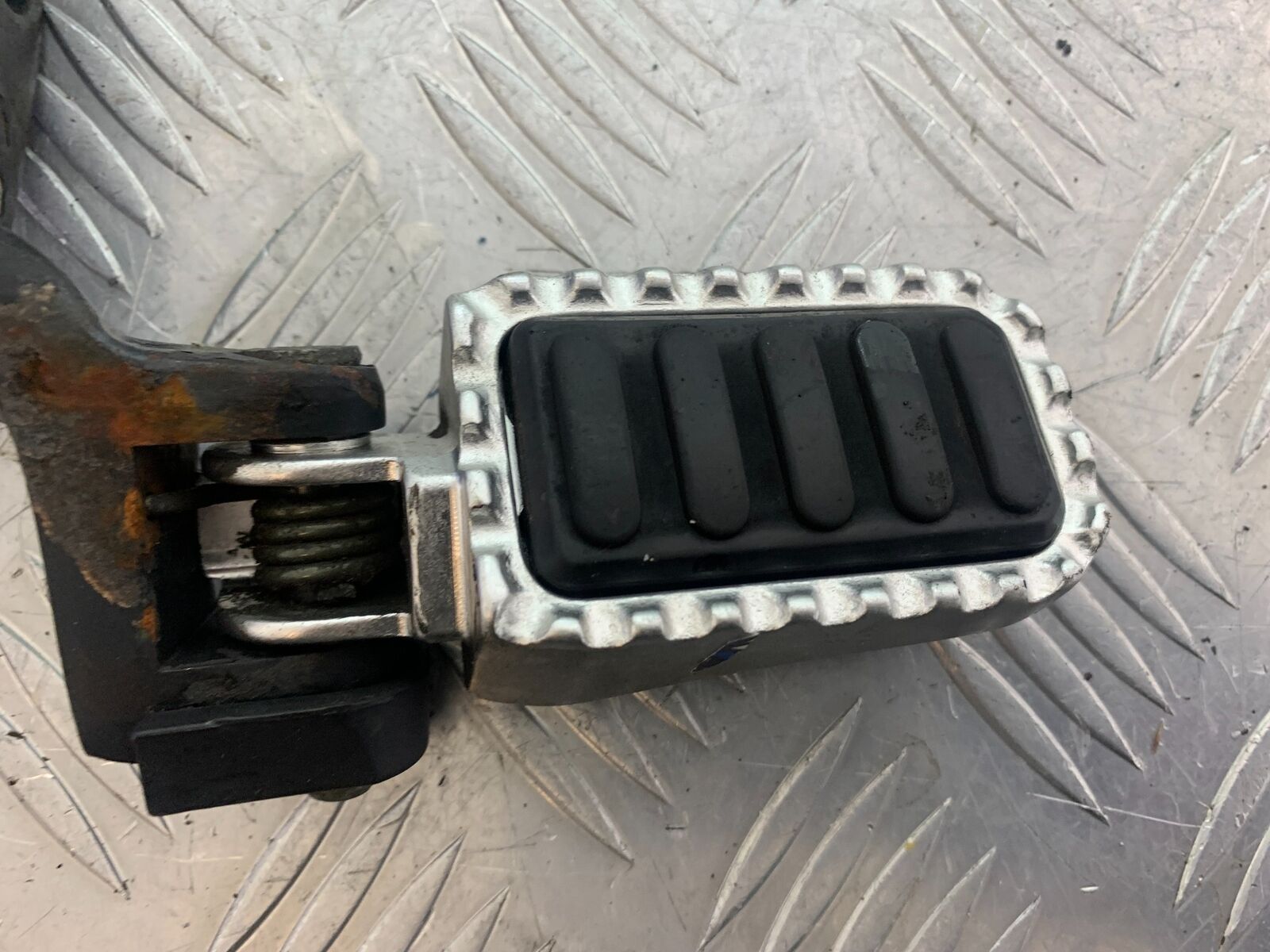 SINNIS TERRAIN 125 FRONT RIGHT FOOTPEG AND BRACKET  YEAR 2018 (CMB1123)