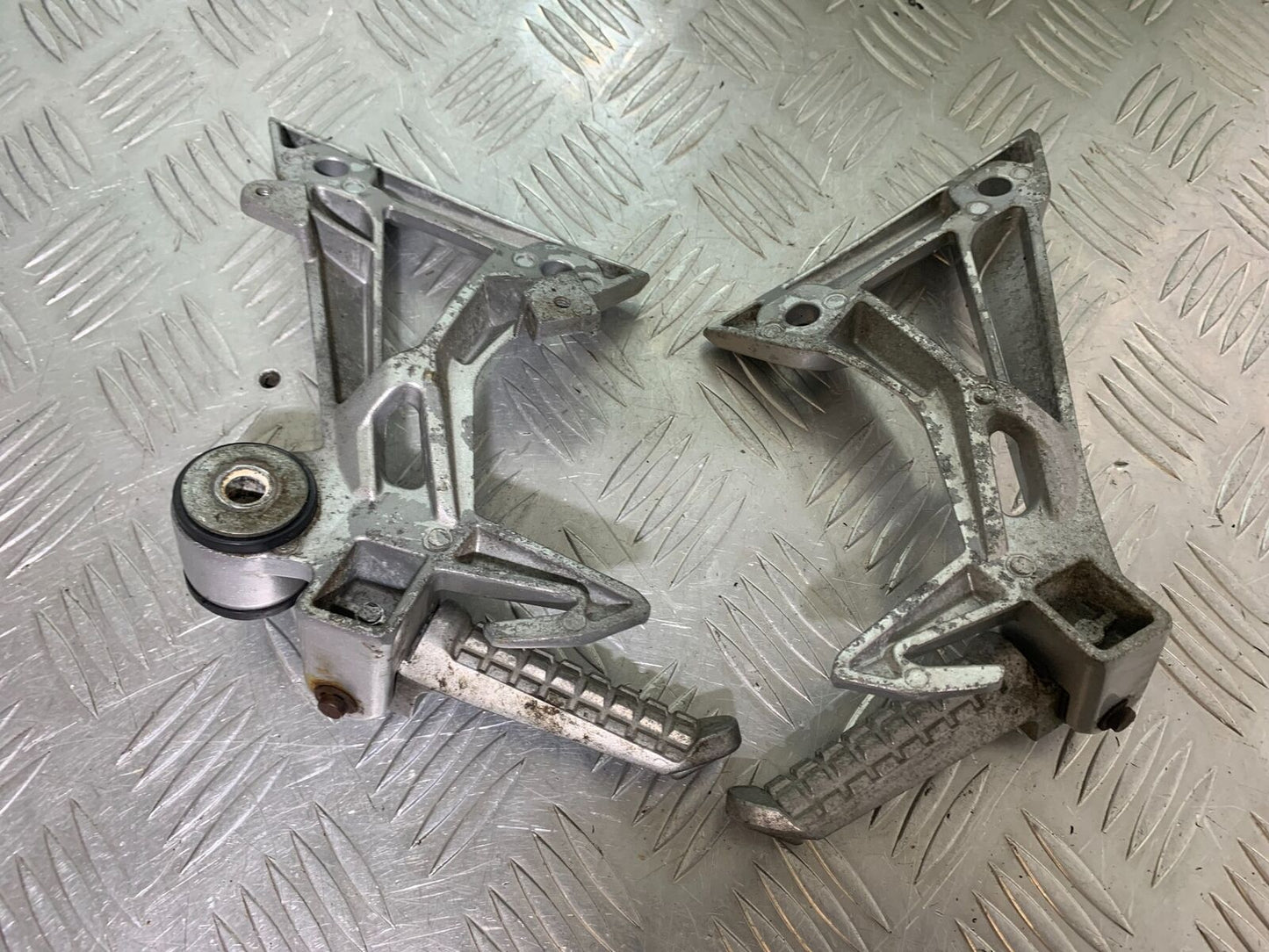 LEXMOTO LXR 125 REAR HANGERS  AND PEGS  YEAR  2019-2023 (CMB1076)