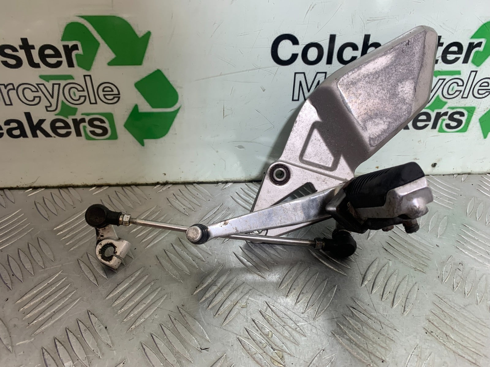 SUZUKI RF900 RF 900 FRONT LEFT HANGER YEAR 1994-1999 CMB1326