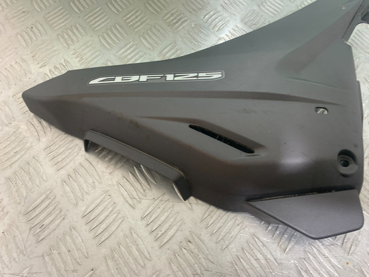 HONDA CBF125 CBF 125 RIGHT SEAT PANEL  YEAR 2009-14  (CMB1172)