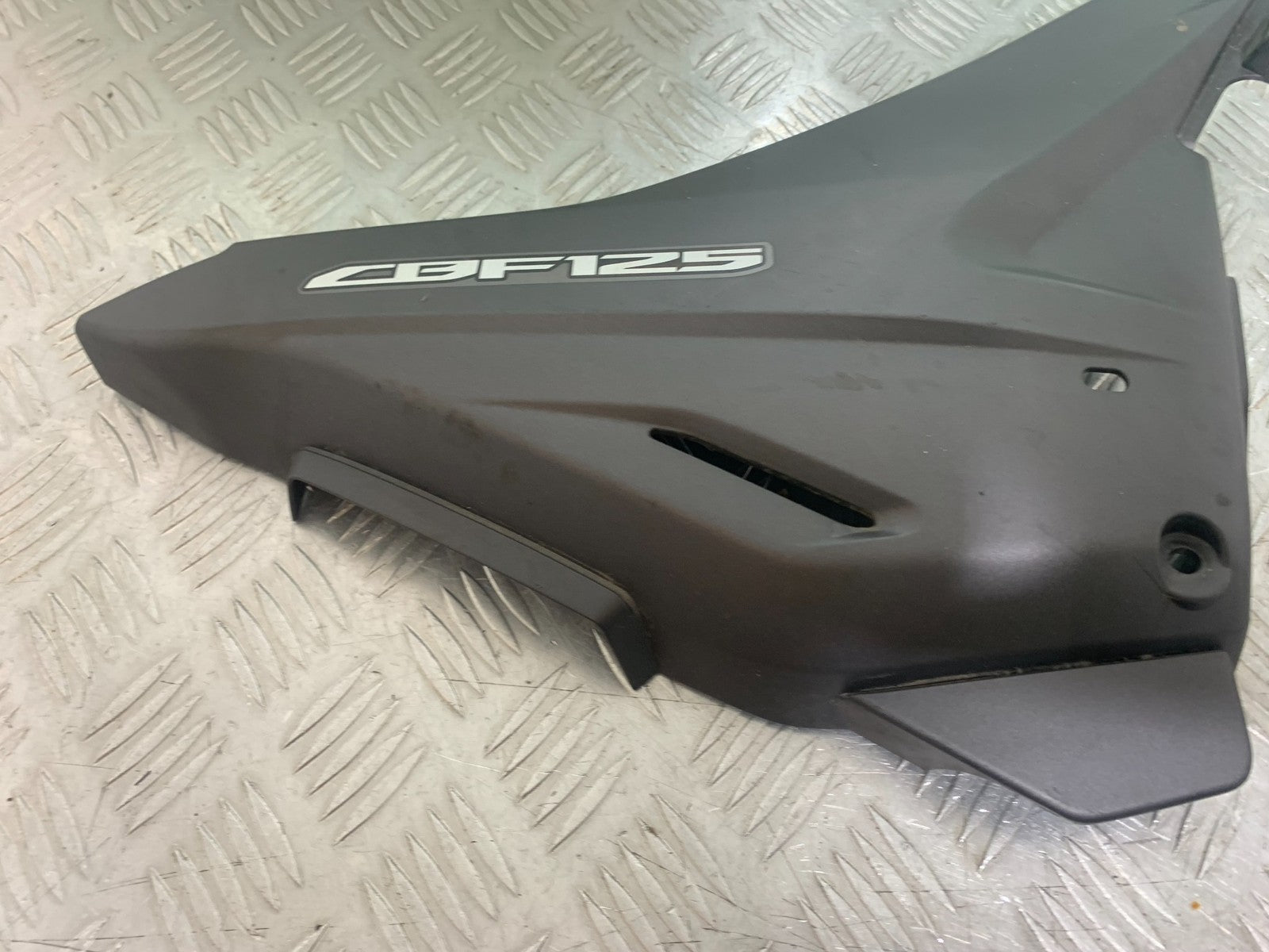 HONDA CBF125 CBF 125 RIGHT SEAT PANEL  YEAR 2009-14  (CMB1172)