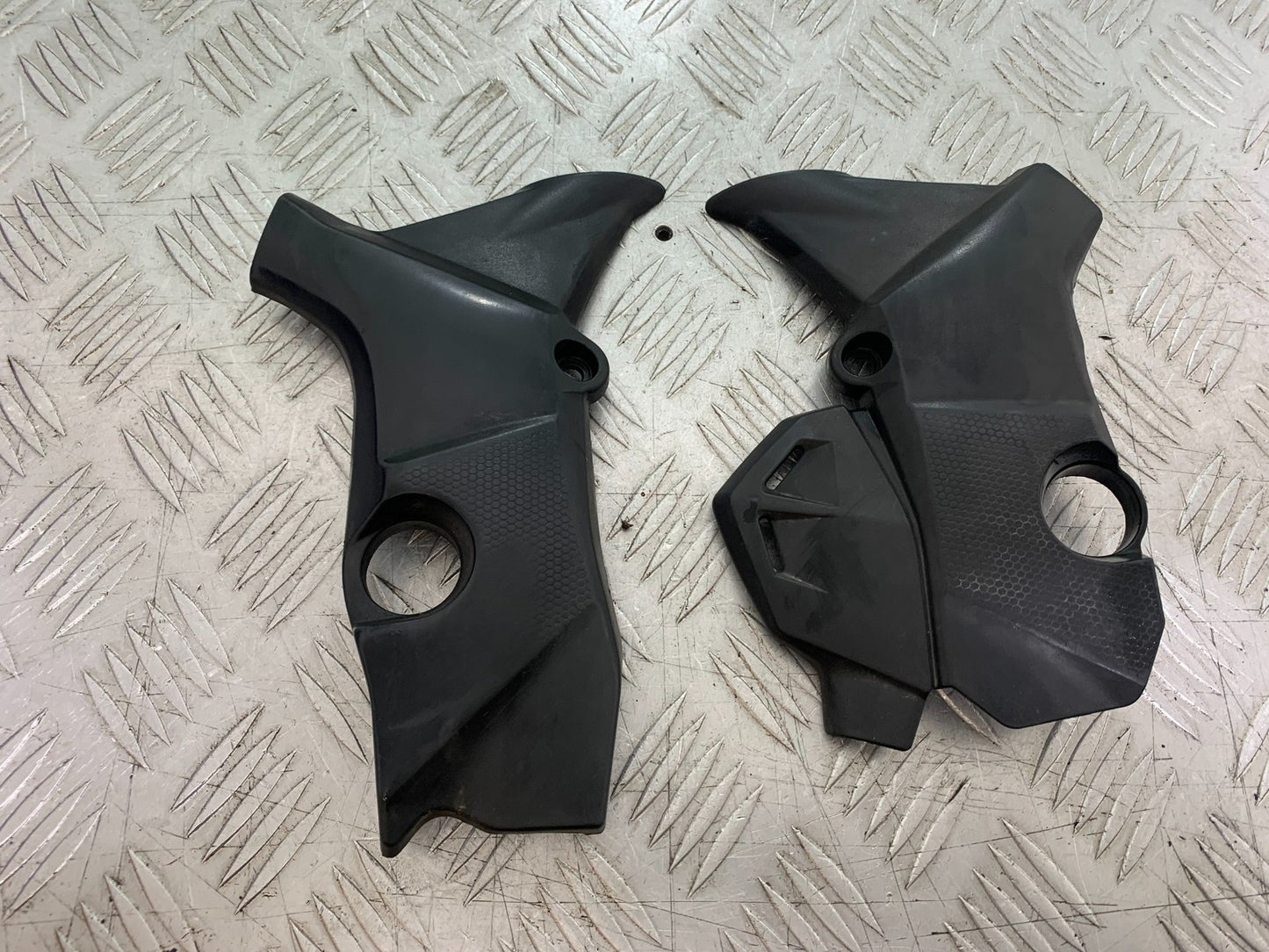 BENELLI BN125 BN 125 LEFT AND RIGHT FRAME COVERS   YEAR 2018-2021 (CMB1245)