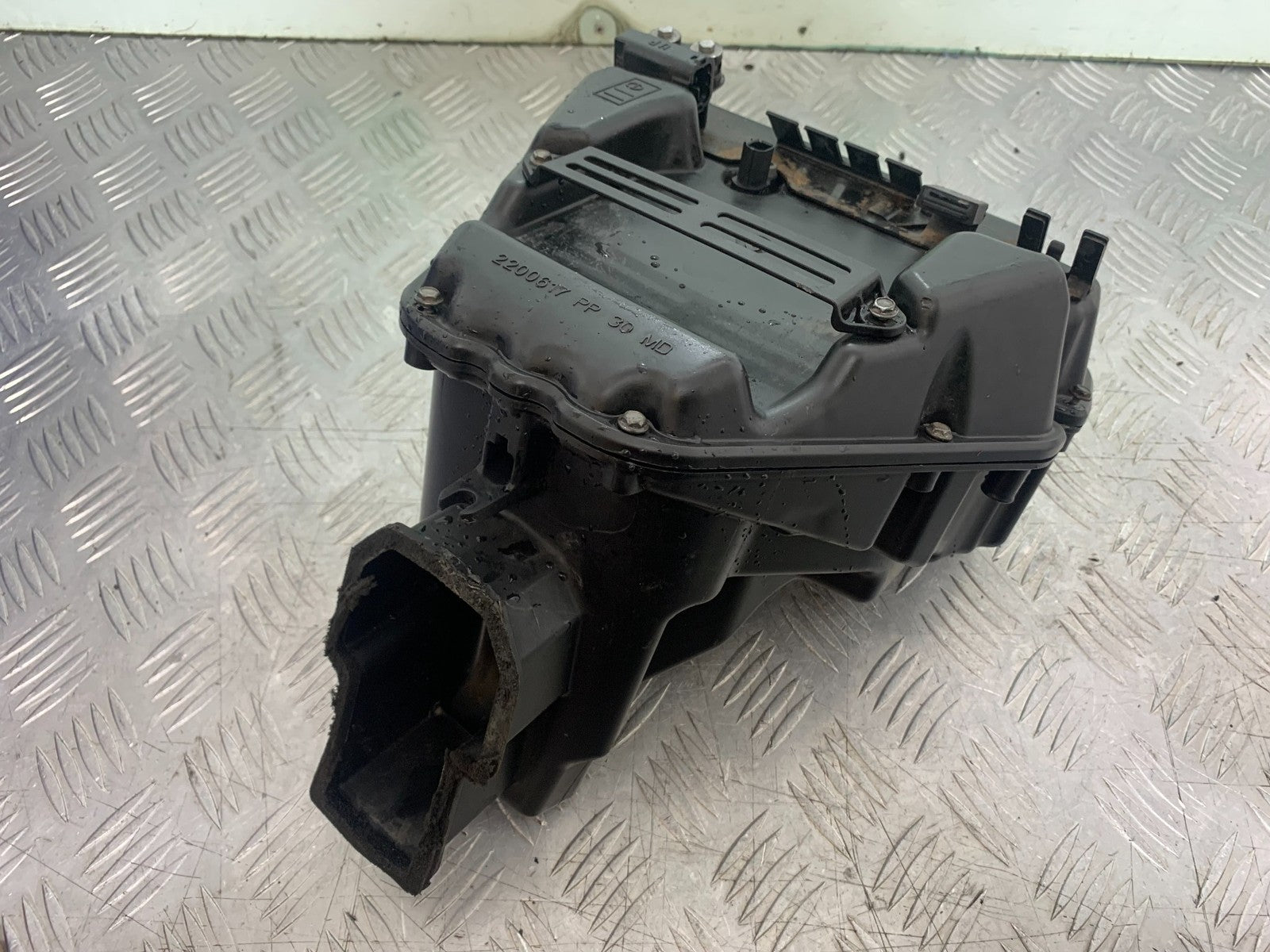 TRIUMPH 675 STREET TRIPLE R AIRBOX  YEAR 2013 - 2016 (CMB1221)