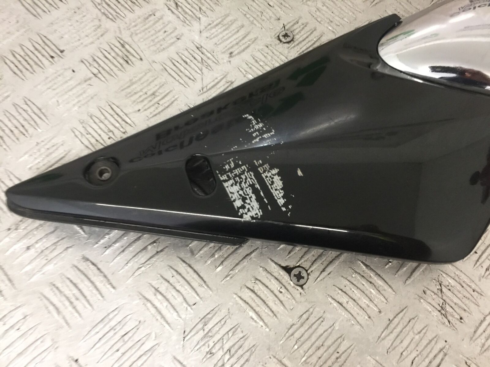 SUZUKI GSF600 GSF 600 BANDIT RIGHT SEAT PANEL YEAR 2002 (STOCK 852)