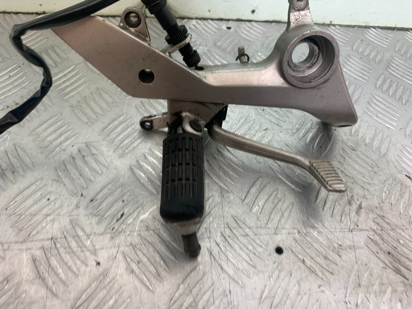 HONDA VFR800 PRE V-TEC FRONT RIGHT HANGER AND PEDAL  YEAR 1998-2001 (CMB1233)