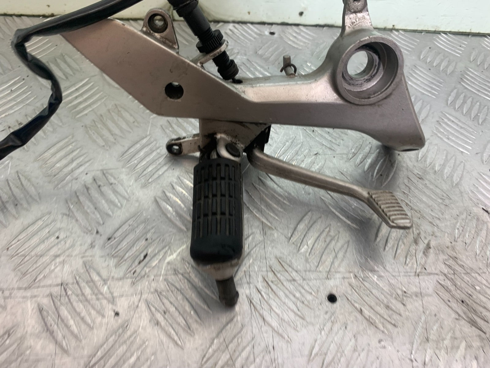 HONDA VFR800 PRE V-TEC FRONT RIGHT HANGER AND PEDAL  YEAR 1998-2001 (CMB1233)