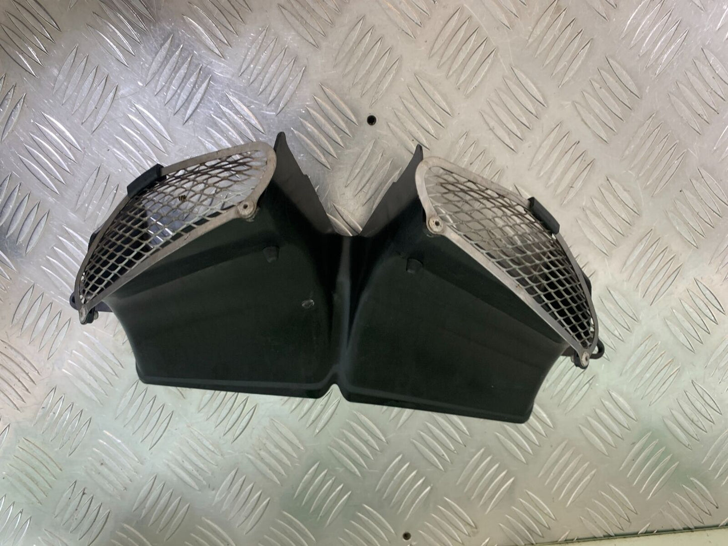 HONDA CBR1100 BLACKBIRD AIR VENT YEAR 1996-1998 (CMB1017)