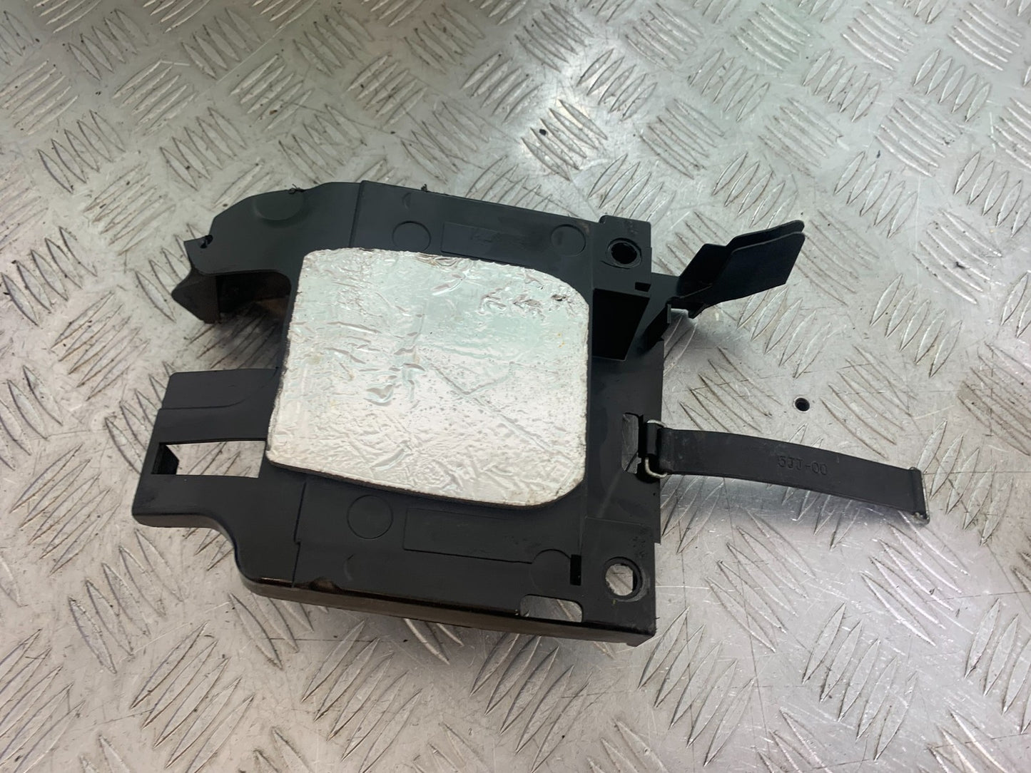 YAMAHA YZF R1 14 B BIG BANG BATTERY TRAY   2009-14 (CMB1175)