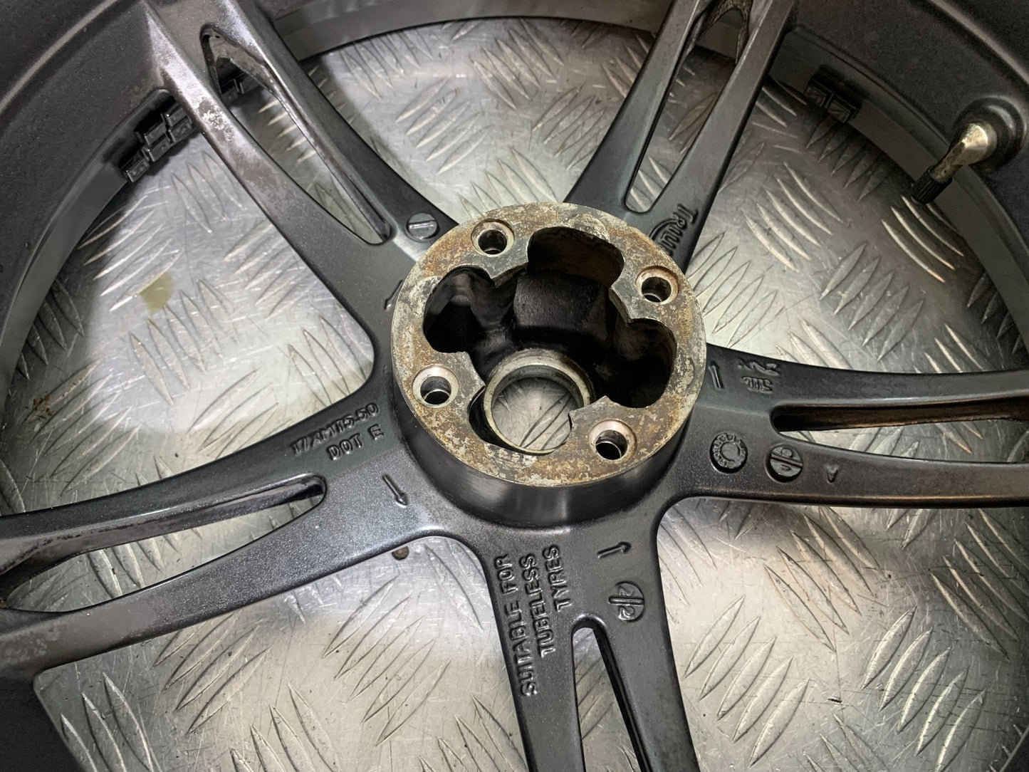 TRIUMPH 1050 SPRINT ST REAR  WHEEL  2003-2011 (CMB1285)