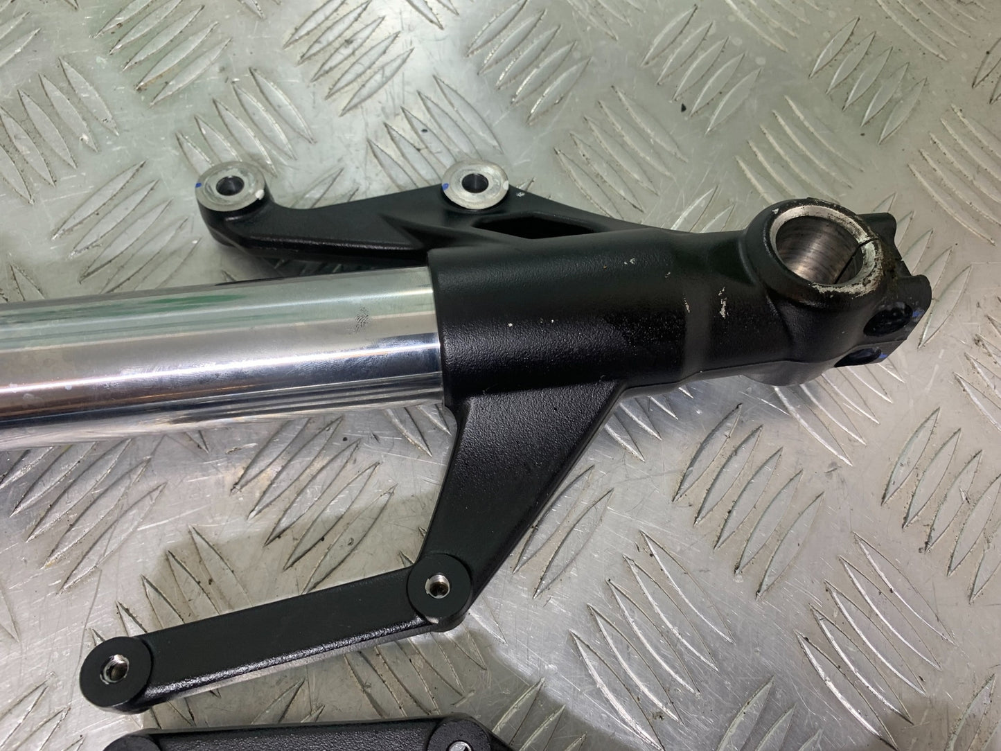 TRIUMPH TRIDENT 660 FORKS  YEAR 2021-2024 (CMB1148)