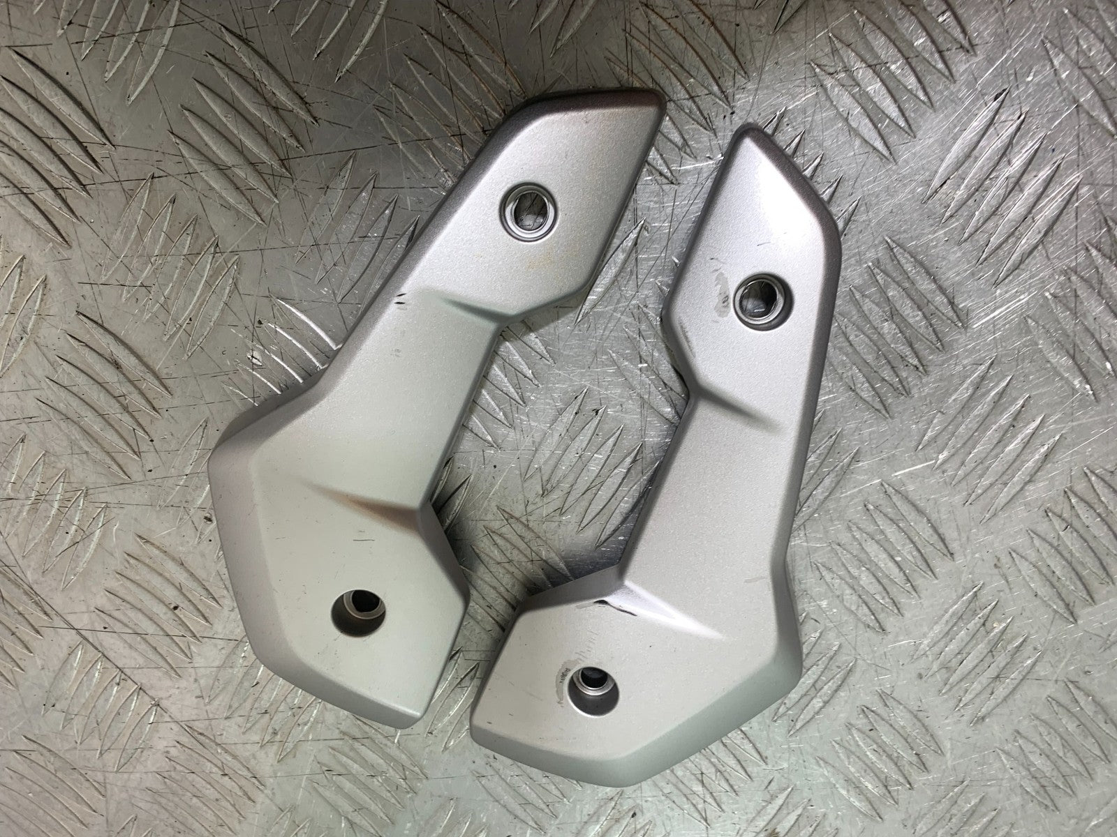 TRIUMPH TRIDENT 660 LEFT AND RIGHT RADIATOR COVERS  YEAR 2021-2024 (CMB1295)