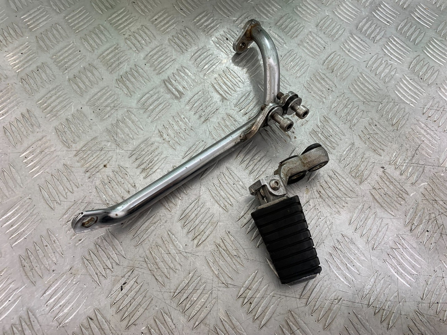 YAMAHA XV1100 XV 1100 VIRAGO RIGHT HANGER AND PEG  1990-1999 (CMB1190)