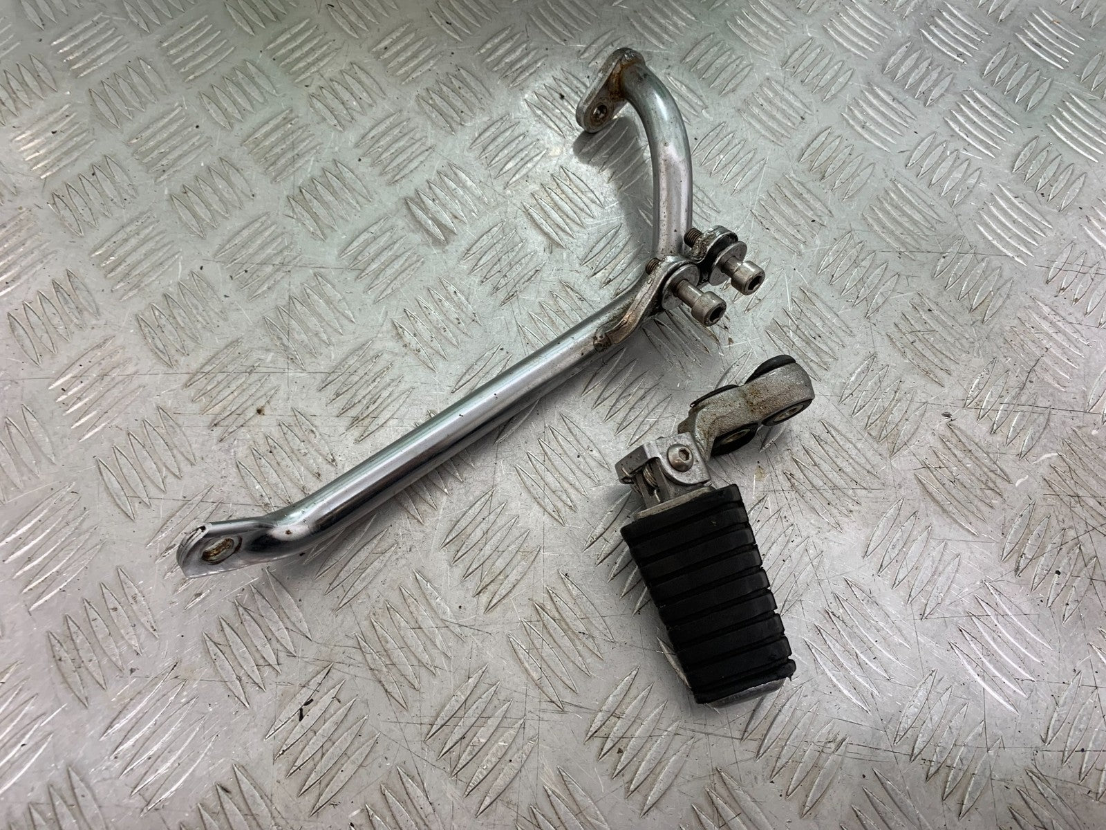 YAMAHA XV1100 XV 1100 VIRAGO RIGHT HANGER AND PEG  1990-1999 (CMB1190)