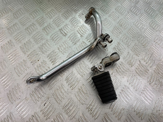 YAMAHA XV1100 XV 1100 VIRAGO RIGHT HANGER AND PEG  1990-1999 (CMB1190)