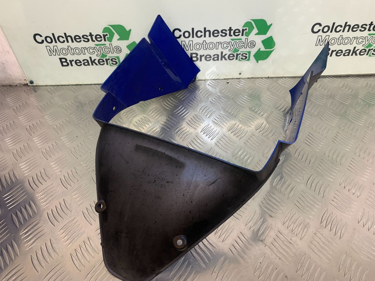 HONDA CBR1100 BLACKBIRD FAIRING V-PIECE   YEAR 1999-05 (STOCK 961)