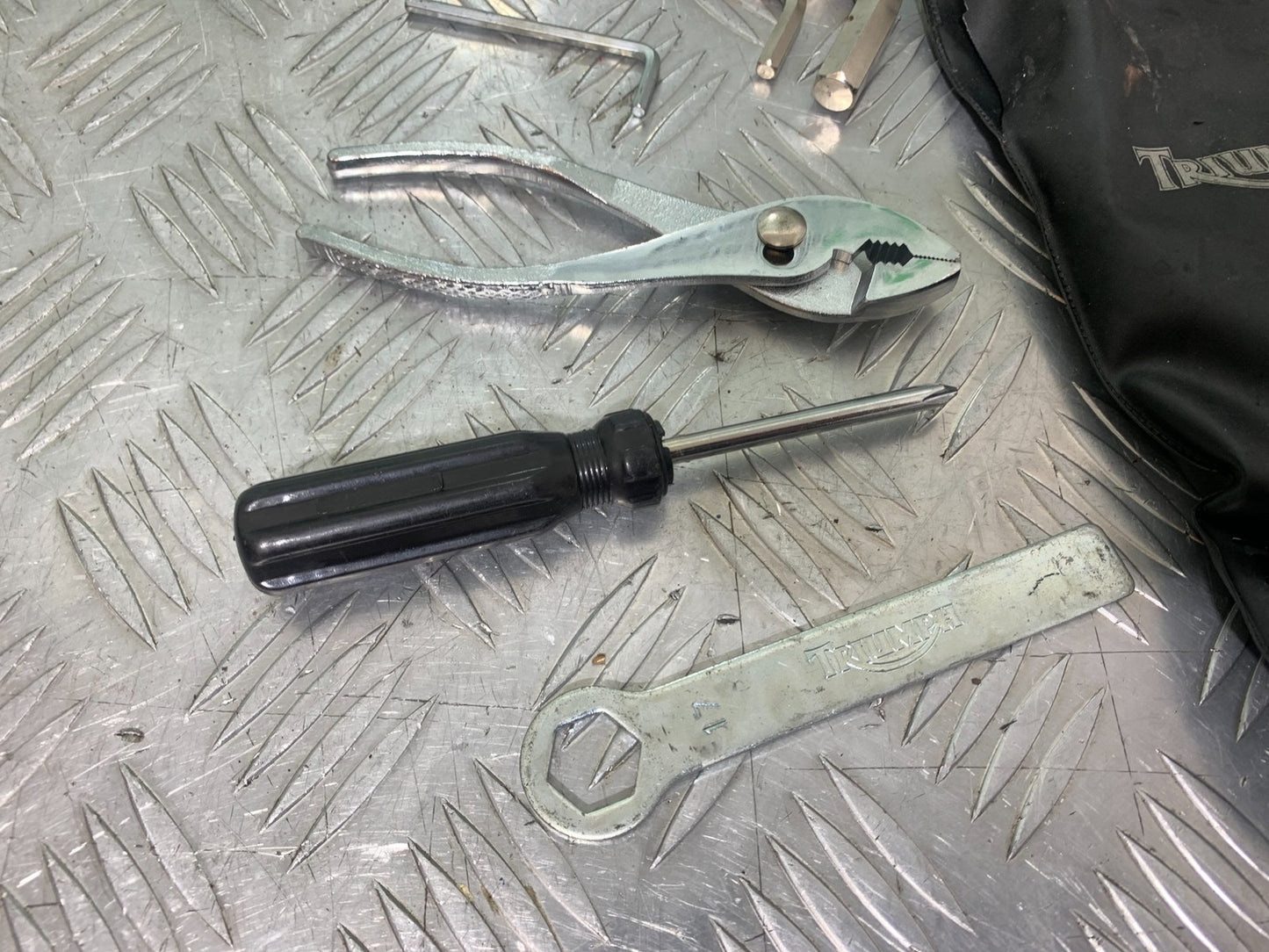 TRIUMPH 1050 SPRINT ST TOOL KIT  2004-2007 (CMB1197)