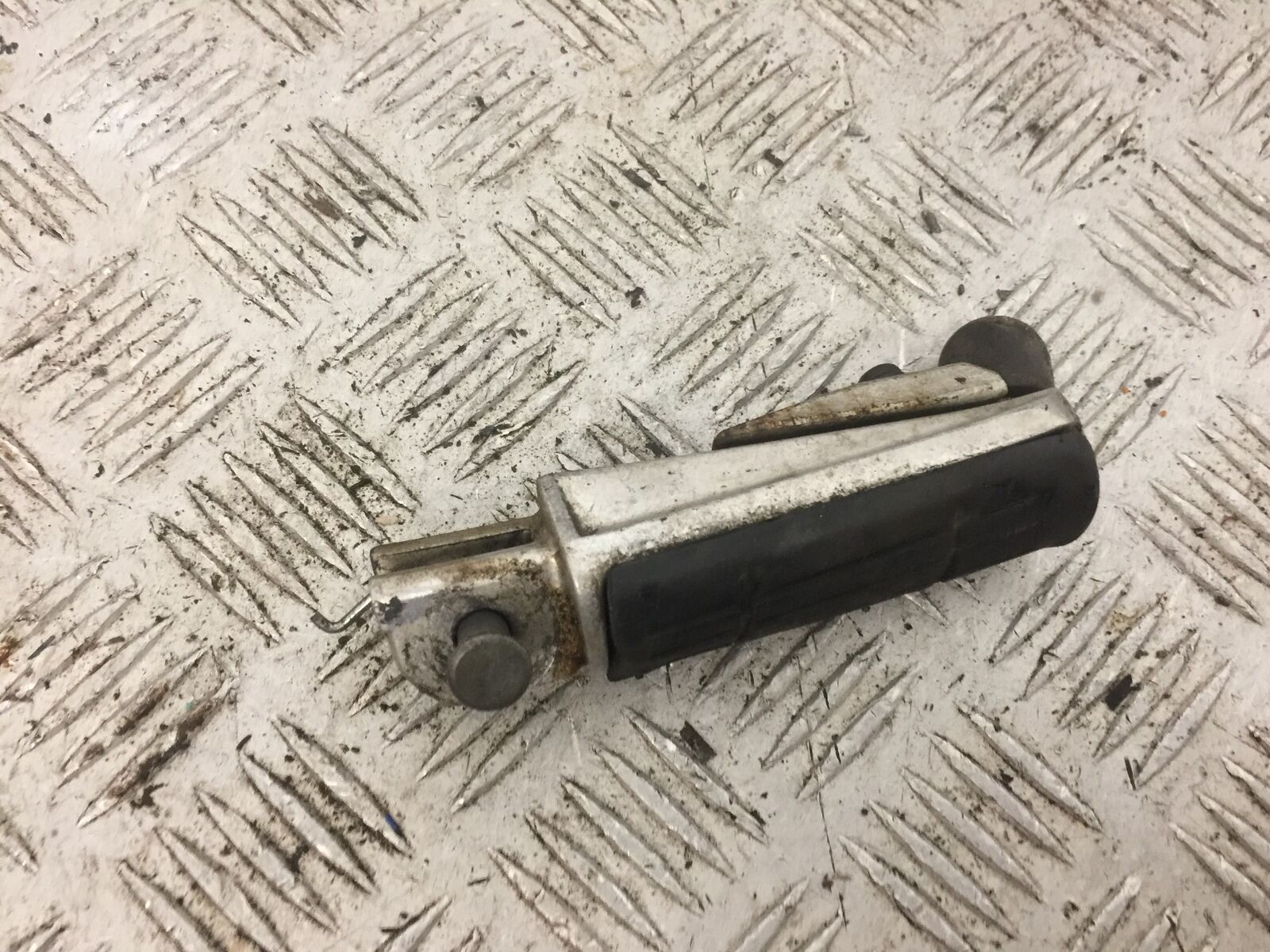 YAMAHA FJR1300 FJR 1300 FRONT RIGHT PEG  YEAR 2001-05 (STOCK 814)
