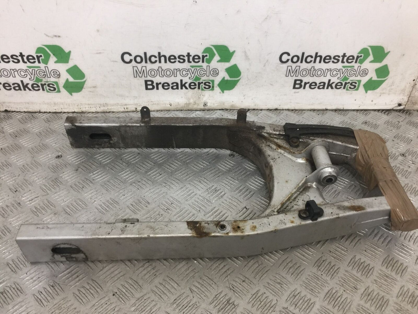 SUZUKI GSF650 GSF 650 SWINGARM  YEAR 2008-12  (STOCK 829)