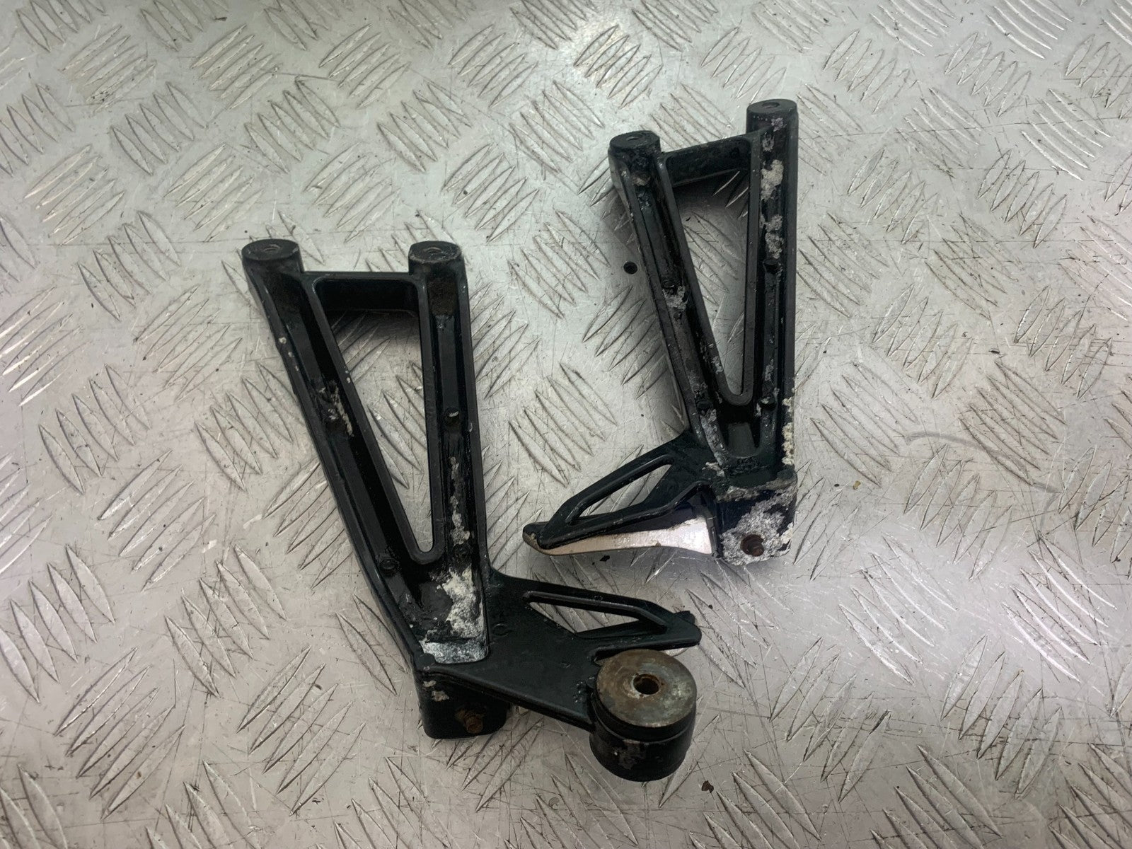 SUZUKI GSX750 INAZUMA REAR HANGERS AND PEGS   YEAR 1998-2003 (CMB1308)