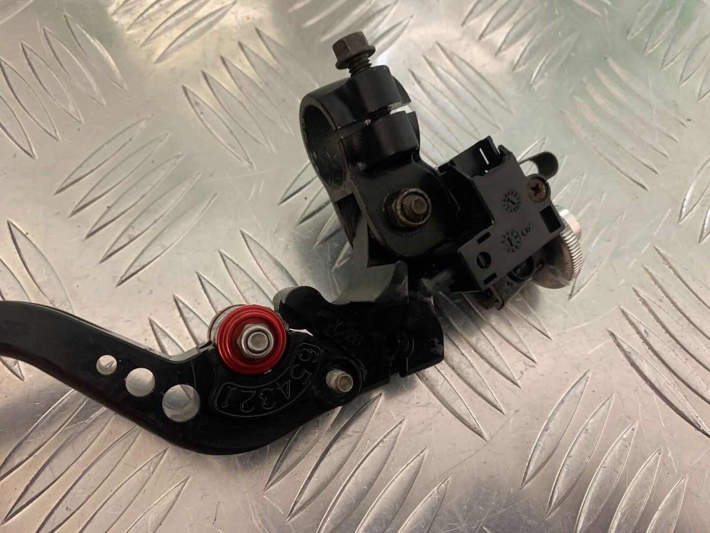 YAMAHA FZ6 FAZER CLUTCH LEVER AND BRACKET YEAR 2004-2007 (STOCK 955)