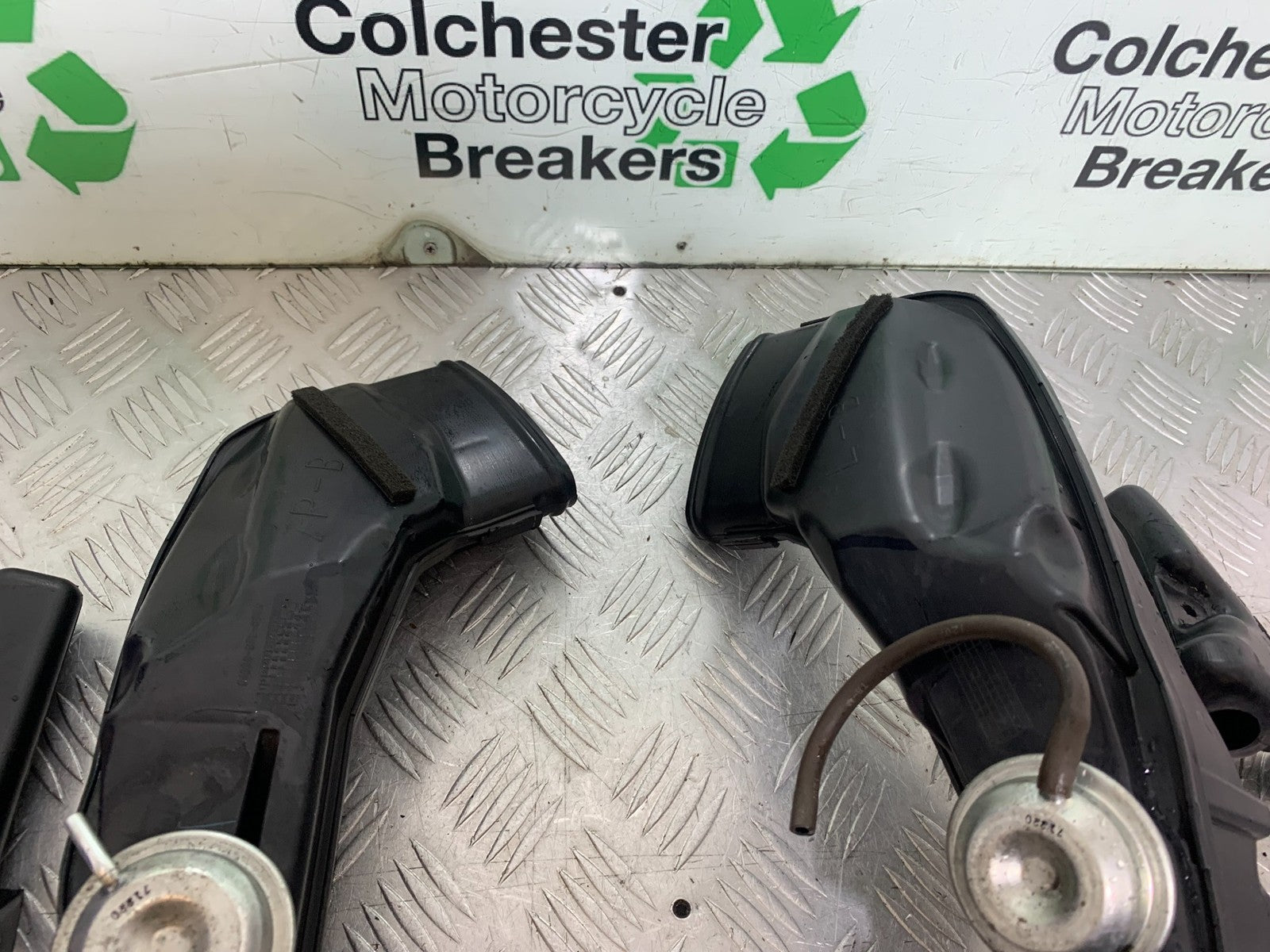 HONDA CBR1000 rr FIREBLADE LEFT AND RIGHT AIR TUBES 2008-2011 (CMB1253)