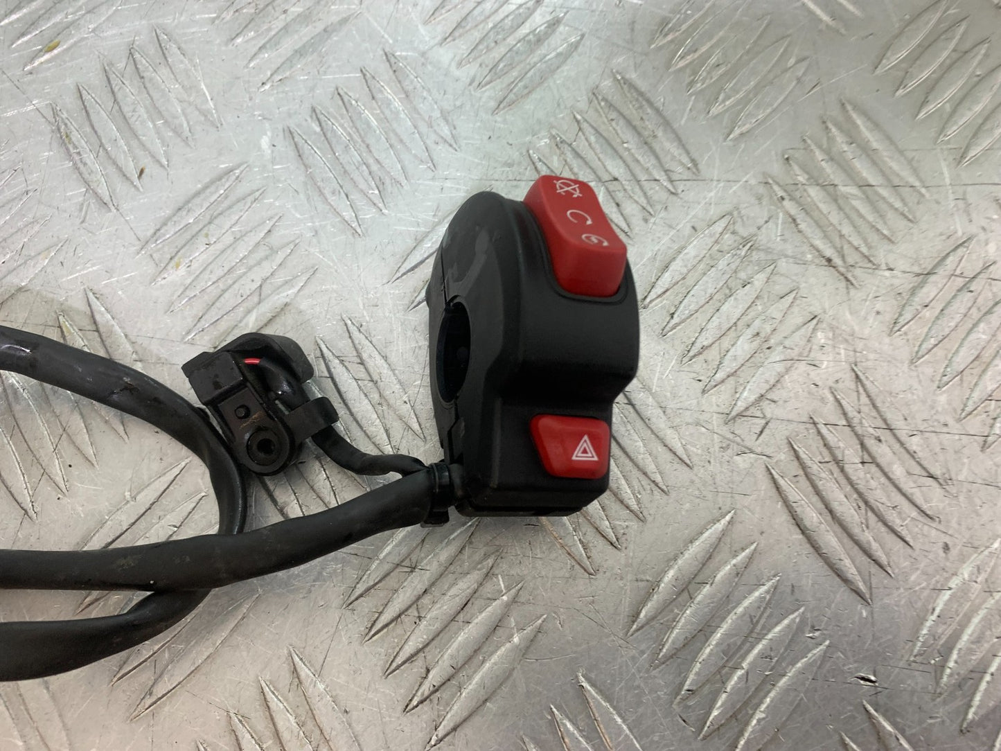 TRIUMPH TRIDENT 660 RIGHT SWITCH GEAR  YEAR 2021-2024 (CMB1295)