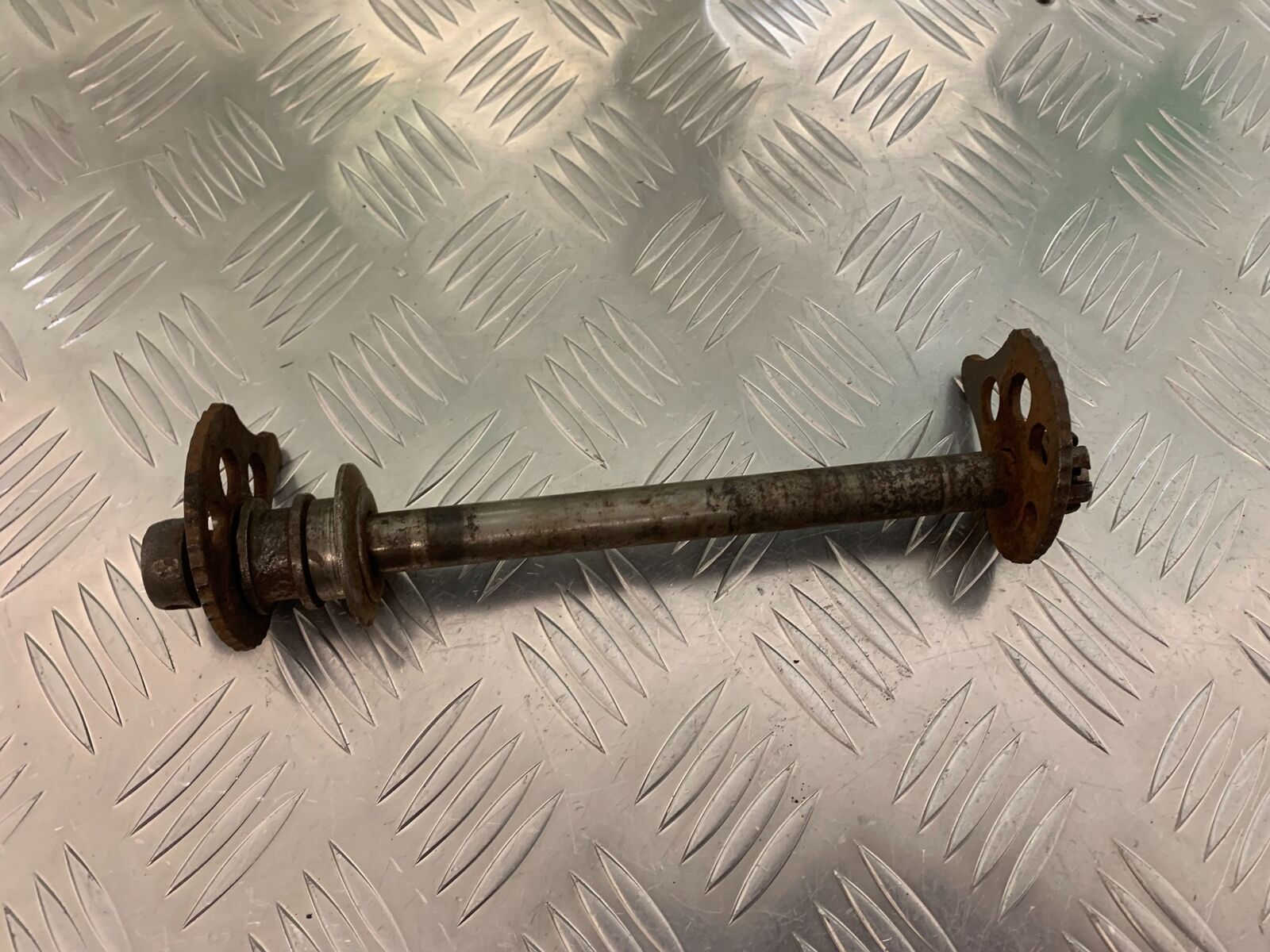 YAMAHA XT250 XT 250 REAR WHHEL SPINDLE  YEAR 1980-1982  (STOCK 944)