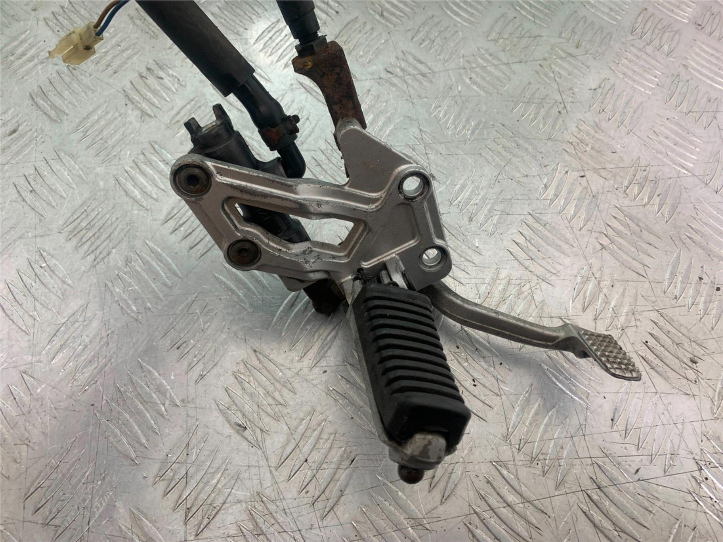 KAWASAKI GPZ600 GPZ 600 FRONT RIGHT HANGER  YEAR 1988-90 (CMB1258)