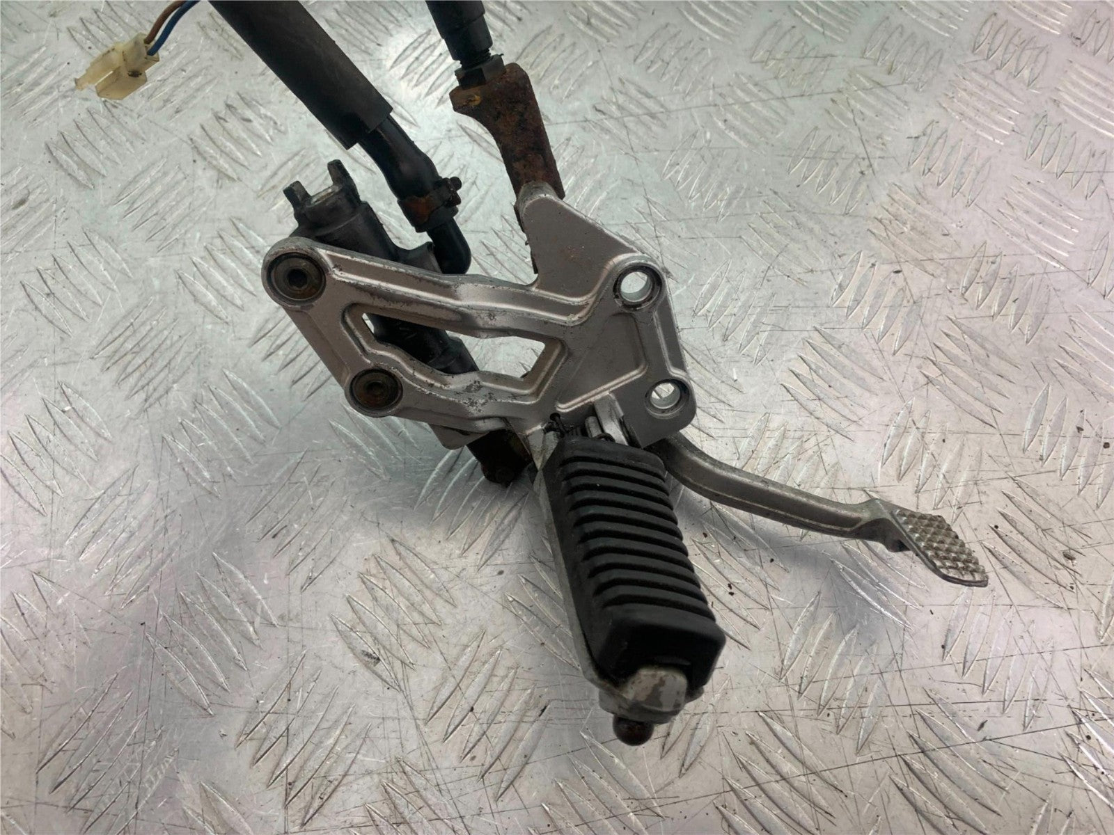 KAWASAKI GPZ600 GPZ 600 FRONT RIGHT HANGER  YEAR 1988-90 (CMB1258)
