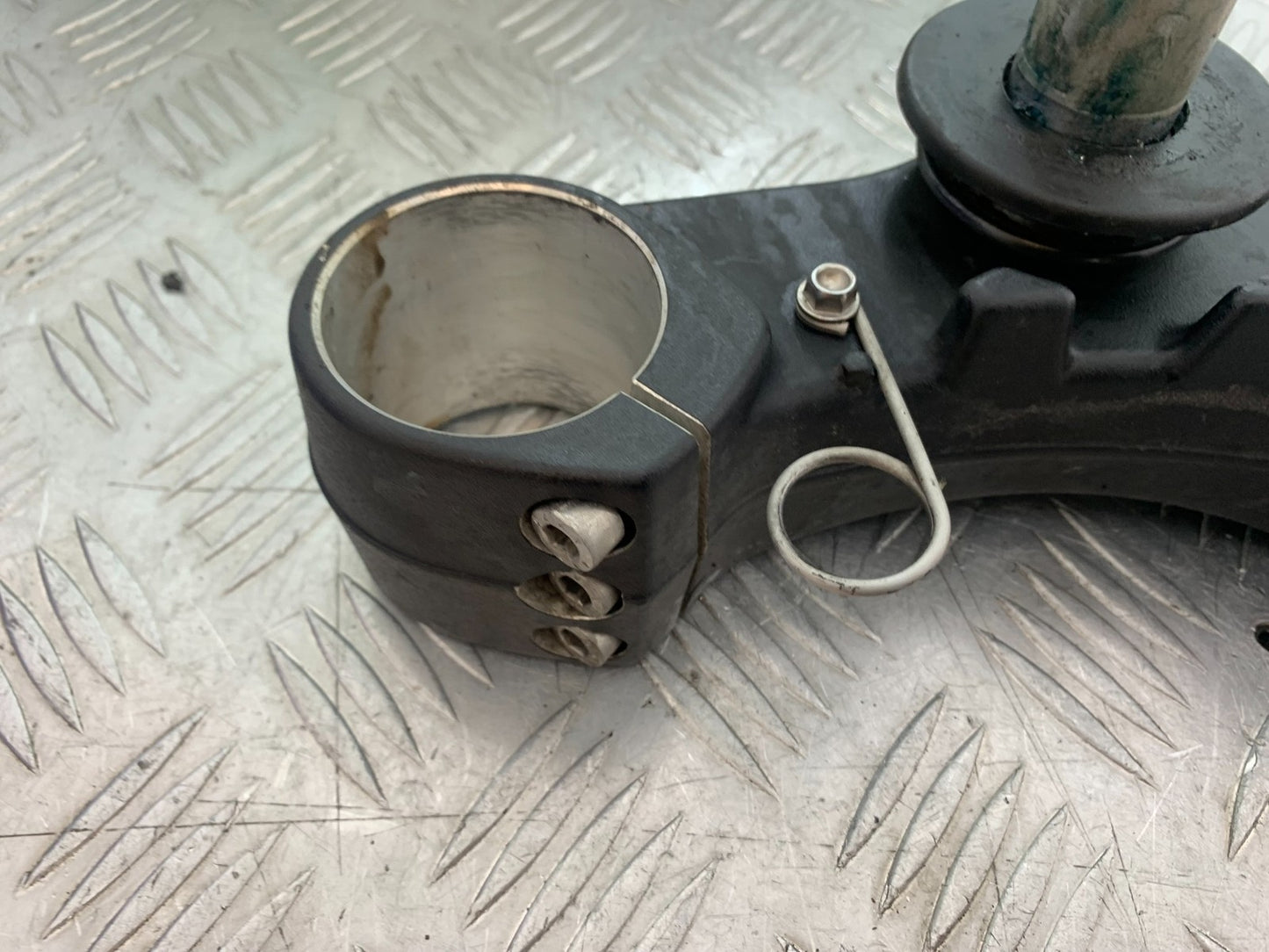 TRIUMPH SPEED TRIPLE R 1050 BOTTOM YOKE   2009 (CMB1183)