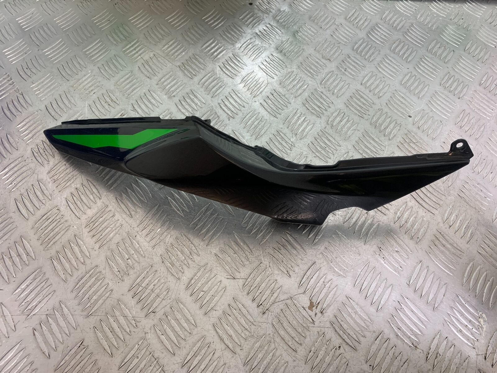 KAWASAKI Z650 ER650 KNFAN RIGHT SEAT PANEL  YEAR 2022-2024 (CMB1112)
