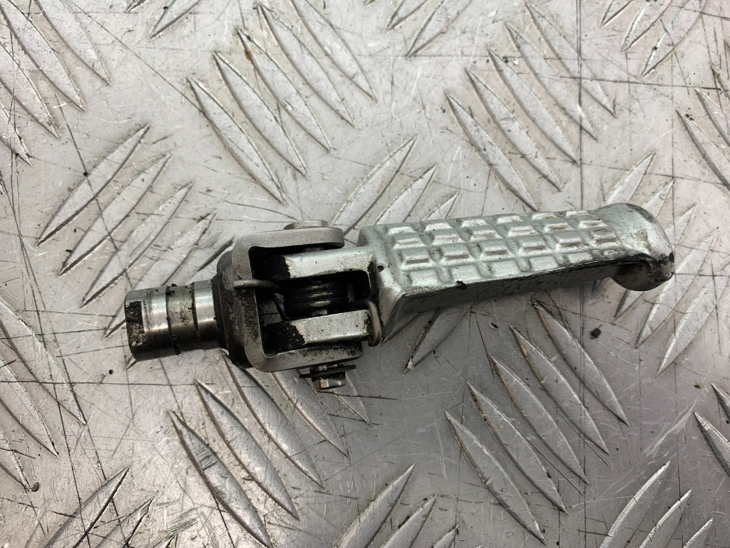 TRIUMPH 955i DAYTONA FRONT RIGHT FOOTPEG   YEAR 2002-2006 (CMB1229)