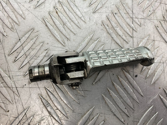 TRIUMPH 955i DAYTONA FRONT RIGHT FOOTPEG   YEAR 2002-2006 (CMB1229)