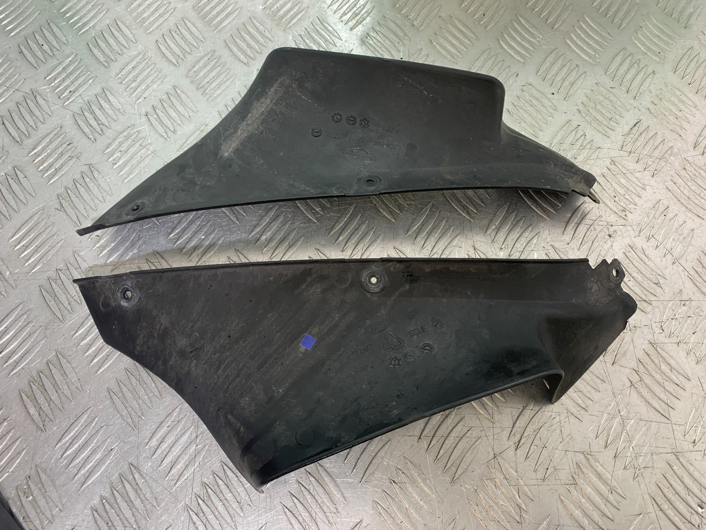 TRIUMPH 1050 SPRINT GT LEFT AND RIGHT INNER INFILLS YEAR 2010-2016 (CMB1250)
