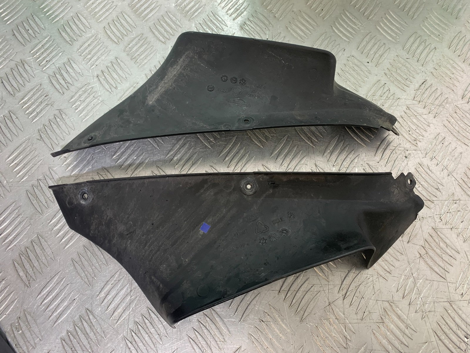 TRIUMPH 1050 SPRINT GT LEFT AND RIGHT INNER INFILLS YEAR 2010-2016 (CMB1250)