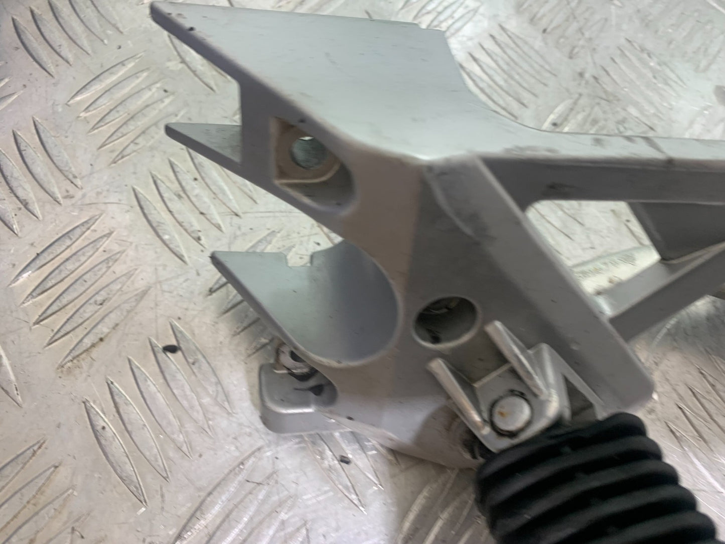 BMW R850 R R850R FRONT LEFT HANGER   YEAR 1994-2002 (CMB1170)