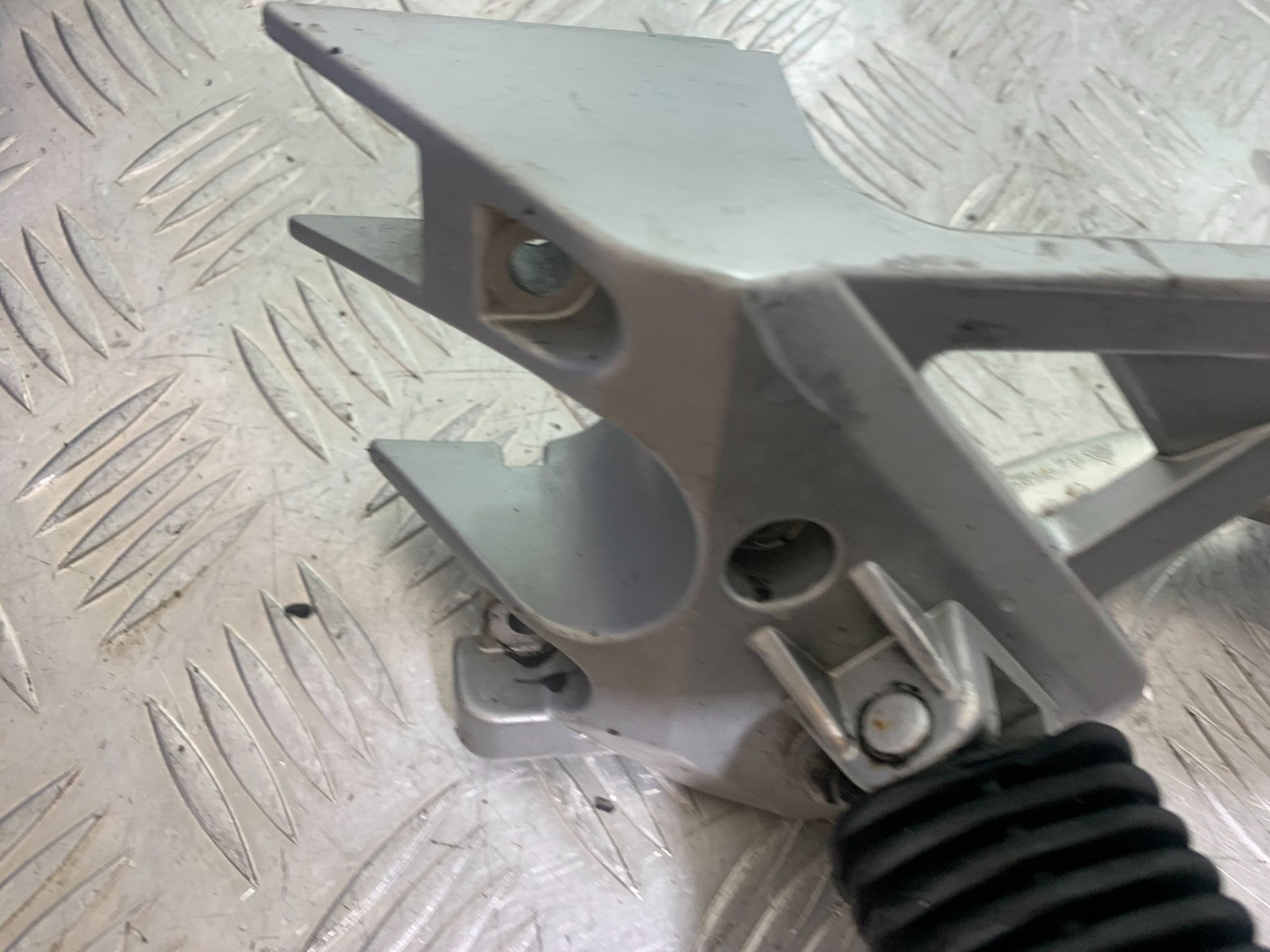 BMW R850 R R850R FRONT LEFT HANGER   YEAR 1994-2002 (CMB1170)