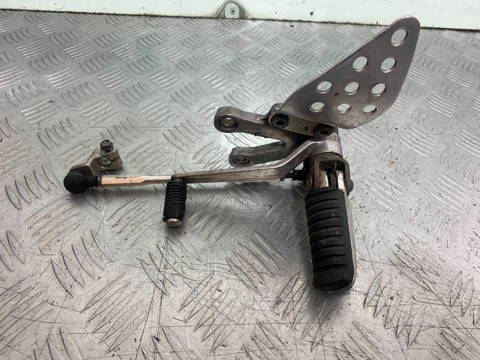 KAWASAKI ZX9R ZX9 C FRONT LEFT HANGER  YEAR 1998-99 (CMB1213)