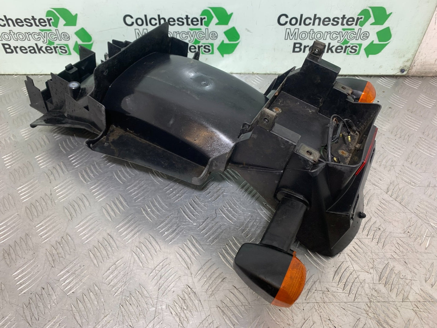 YAMAHA FZS600 FAZER 600 REAR MUDGUARD AND INDICATORS  YEAR 1998-2001 (CMB1267)