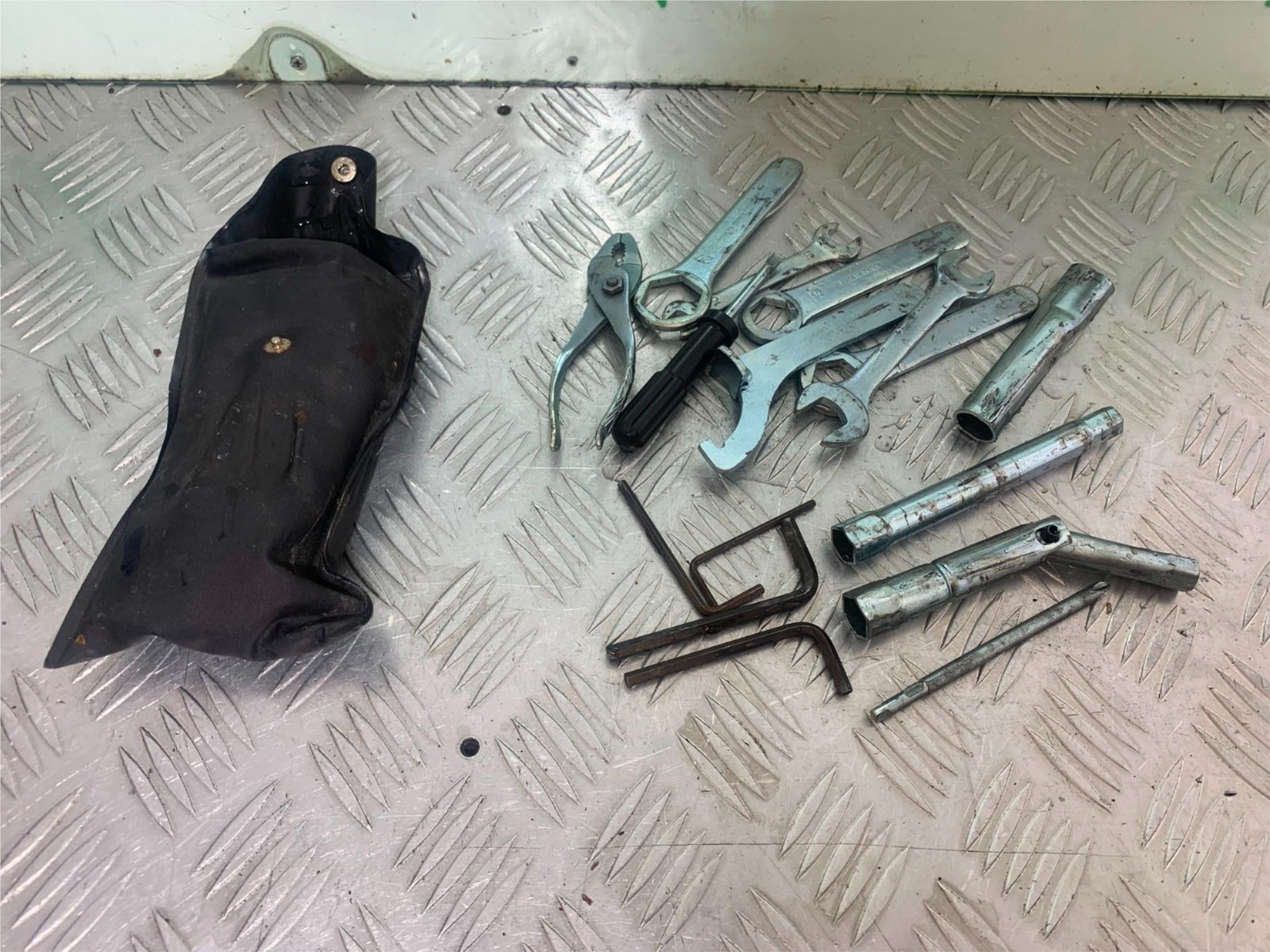 SUZUKI SV650 SV 650 mk1 TOOL KIT    YEAR 1999-2002 (CMB1160)
