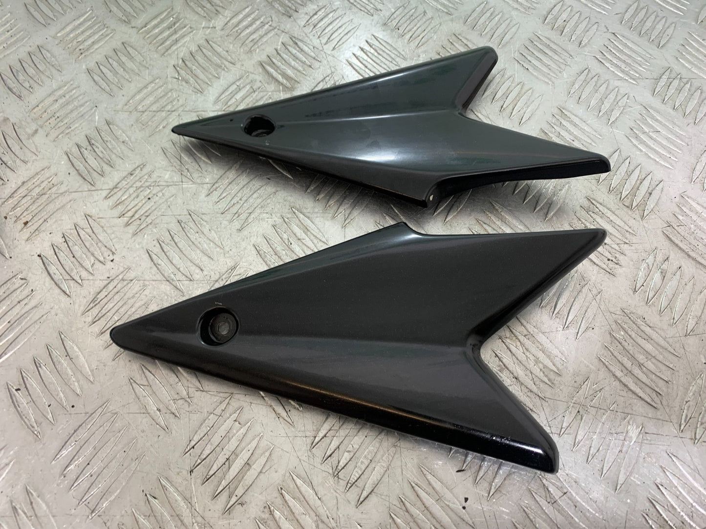 TRIUMPH SPEED TRIPLE R 1050 LEFT AND RIGHT SIDE INFILL PANELS 2009 (CMB1183)