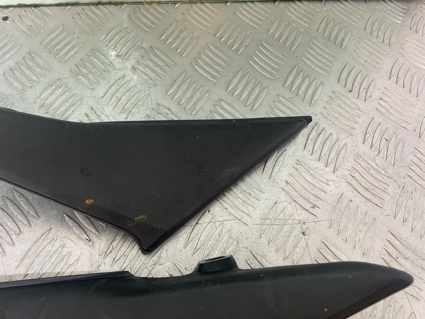 HONDA CBR600 CBR 600 RR LEFT AND RIGHT SIDE INFILLS    YEAR 2003-2004 CMB1173)