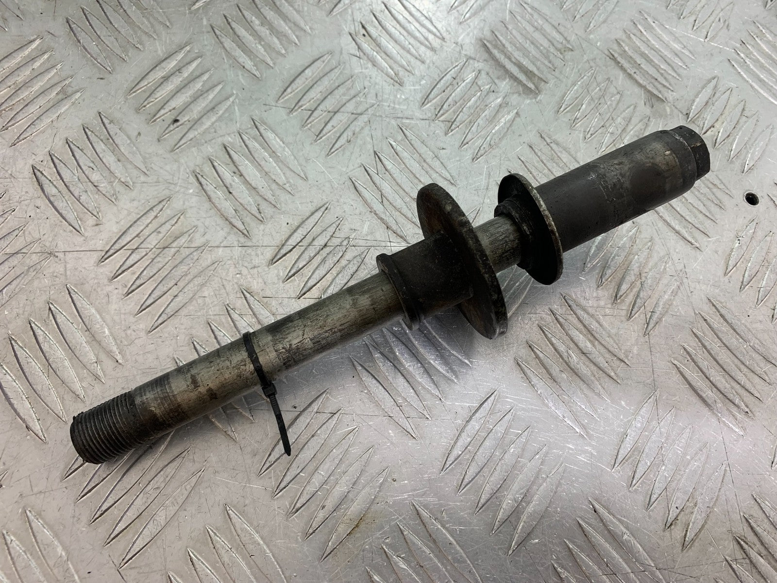 SUZUKI GSF1200 GSF 1200 BANDIT FRONT WHEEL SPINDLE  YEAR 2001-2004 (CMB1188)